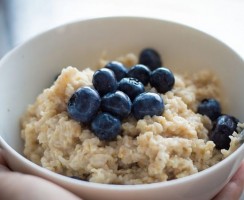 Ovesná kaše ke snídani s jablkem a skořicí – recept